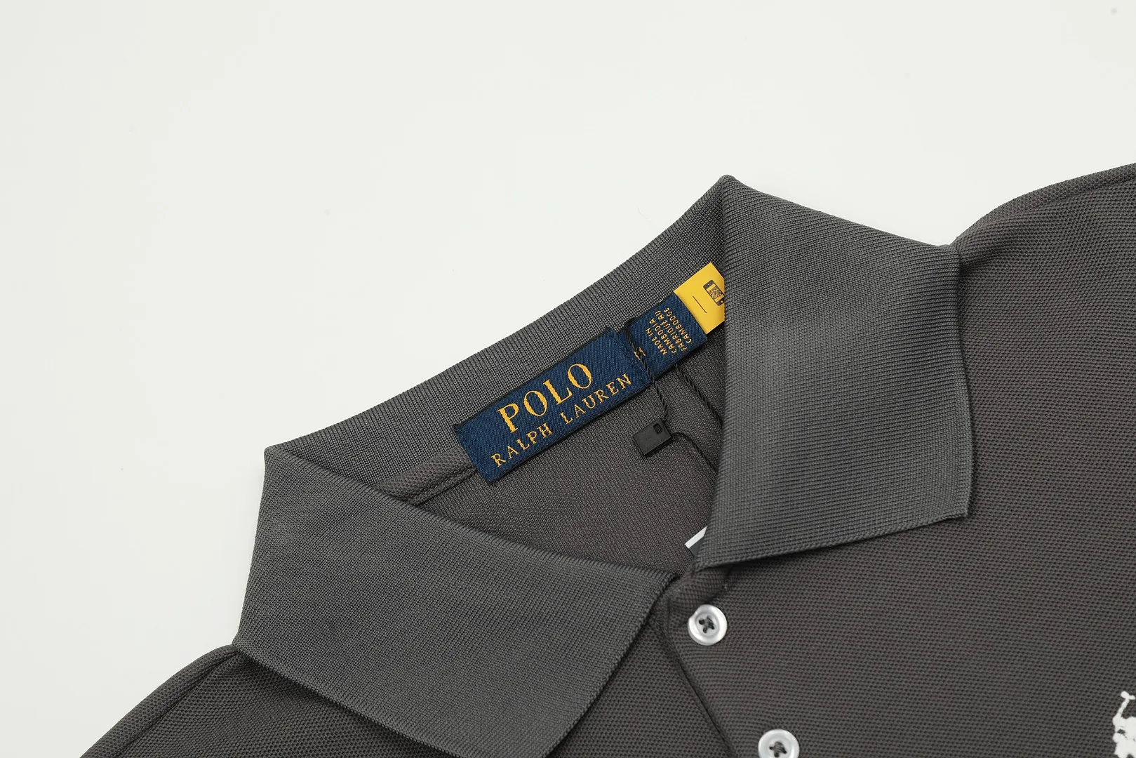 🅿️152 "Top quality" Style number: DS004# (not off the shelves all year round) [Ralph Lauren classic pony embroidered lapels women's slim fit POLO short sleeves] ✅Ralph Lauren Ralph Lauren classic basic women's all-match slim fit POLO short sleeves ✅Main supplier platform live broadcast Wholesale entities Replenish when out of stock Not off the shelves ✅ZP quality 1:1 pattern making Scan the code to enter the GF website Z cabinet quality ✅Details and quality are the only one in Guangzhou. Imported pique fabrics focus on high-end and cost-effective. Needless to say good quality. ✅The version is restored to the original order. The maximum size can be worn up to 130 pounds. Loose, comfortable and stress-free.